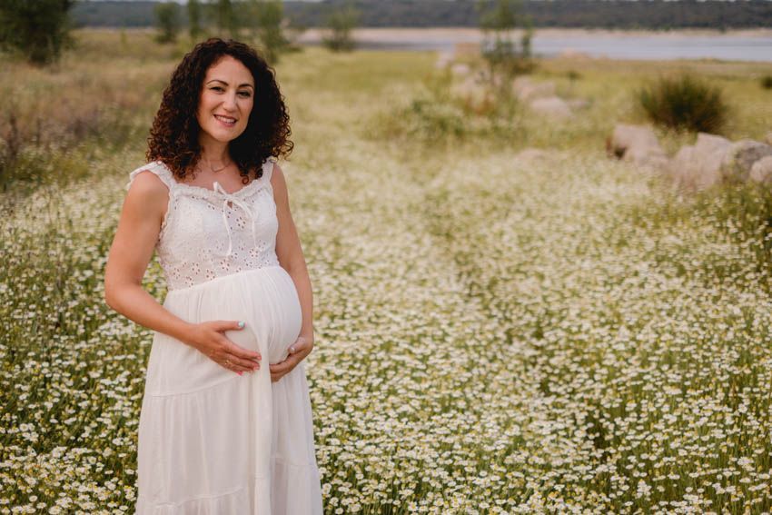 Reportaje de premamá en el campo, el el campito