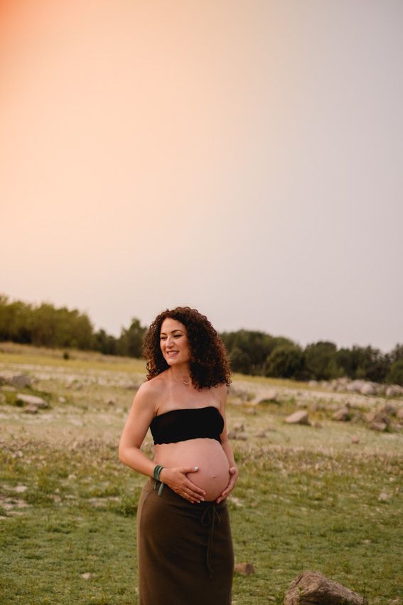 Reportaje de premamá en el campo, el el campito