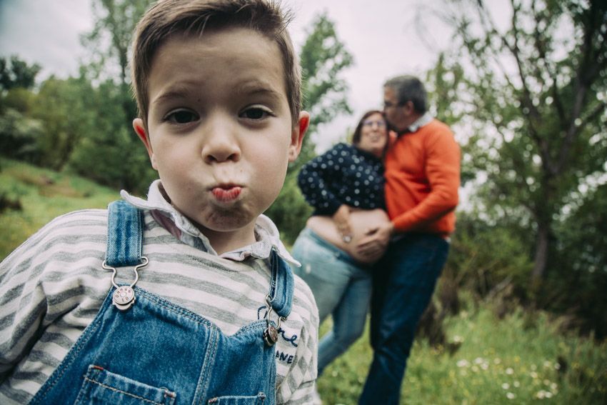 reportaje de premamá, sesión de fotos de embarazada en el campo
