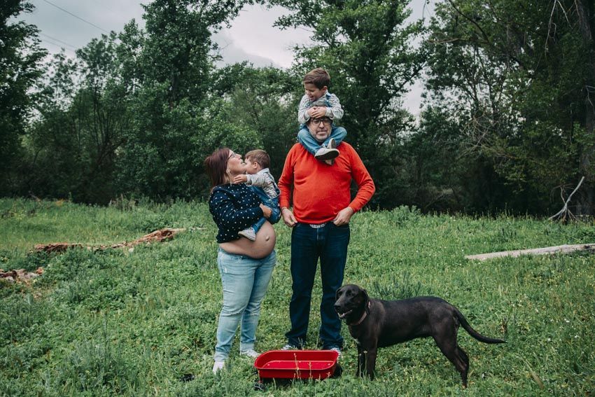 reportaje de premamá, sesión de fotos de embarazada en el campo