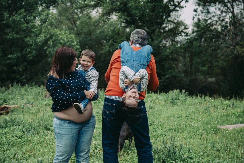 reportaje de premamá, sesión de fotos de embarazada en el campo