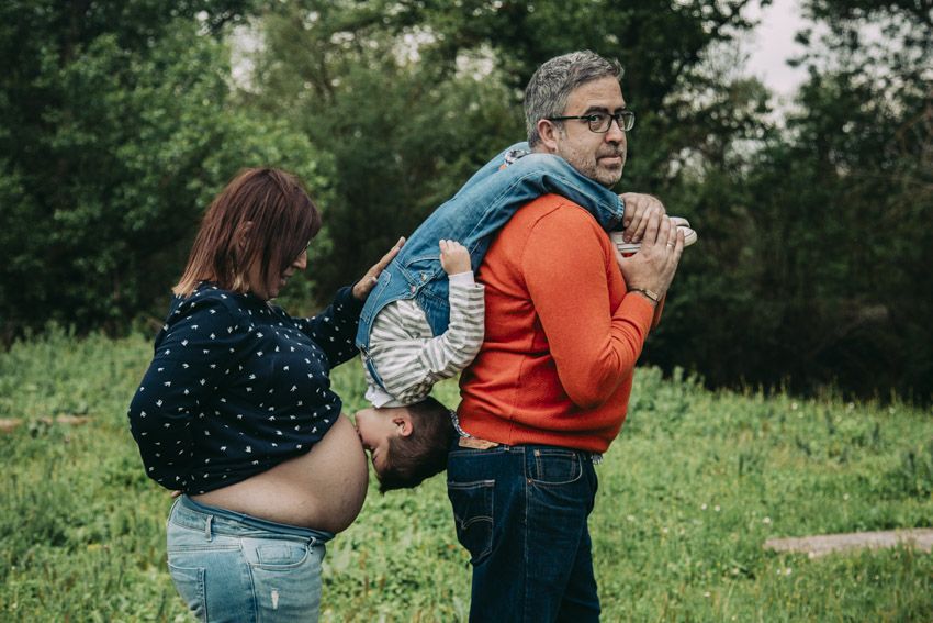reportaje de premamá, sesión de fotos de embarazada en el campo