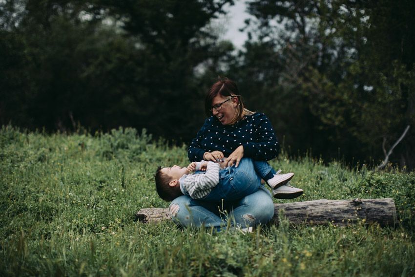 reportaje de premamá, sesión de fotos de embarazada en el campo
