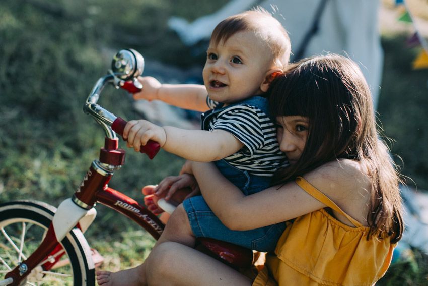 fotos en verano, reportaje de fotos infantil en verano, una tarde de juegos en verano, en el campito