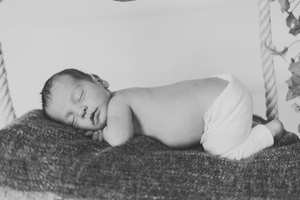 pequeñas sonrisas dormir fotos recien nacido, newborn, sesion fotos de bebes, en el campito