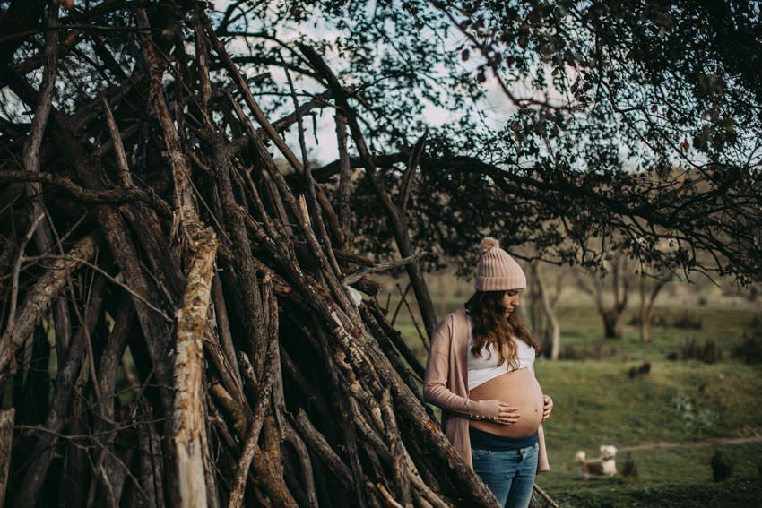 reportaje de pemama en invierno, sesión de fotos de embarazo en exteriores