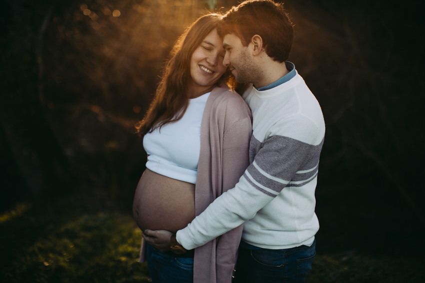 reportaje de pemama en invierno, sesión de fotos de embarazo en exteriores