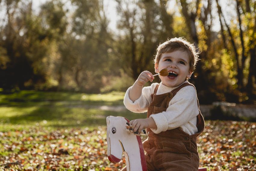 reportaje infantil en otoño , en el campito, fotografía de familia, fotografía de niños en otoño