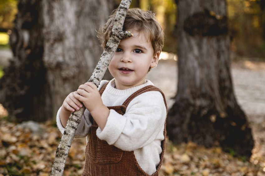 reportaje infantil en otoño , en el campito, fotografía de familia, fotografía de niños en otoño