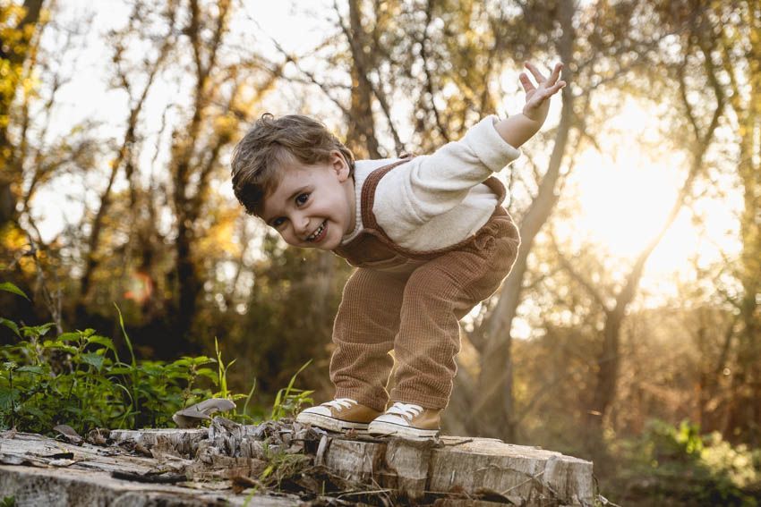 reportaje infantil en otoño , en el campito, fotografía de familia, fotografía de niños en otoño
