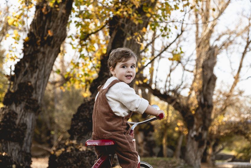 reportaje infantil en otoño , en el campito, fotografía de familia, fotografía de niños en otoño