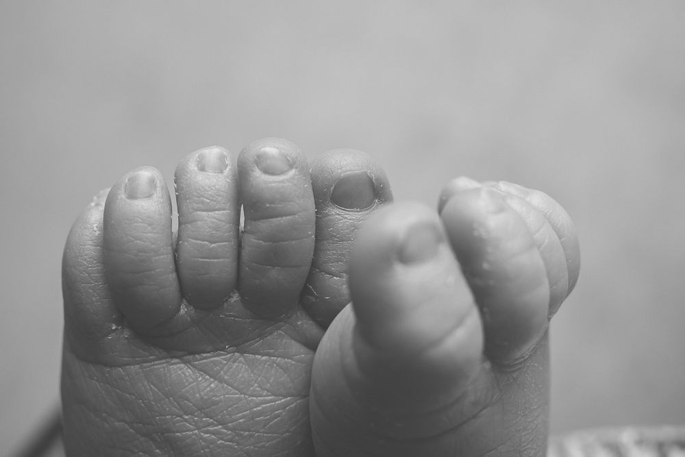 fotografía de recién nacidos en blanco y negro en Alcorcón
