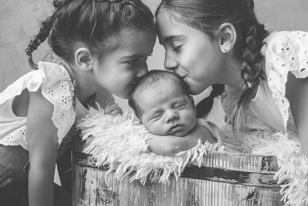 fotografía de recién nacidos en blanco y negro en Alcorcón