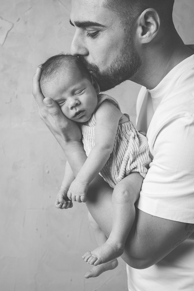 bebé en brazos fotografía newborn blanco y negro