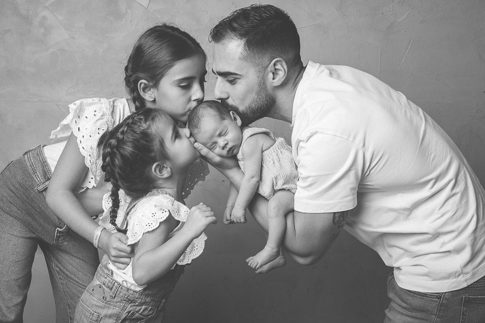 fotografía de recién nacidos en blanco y negro en Alcorcón