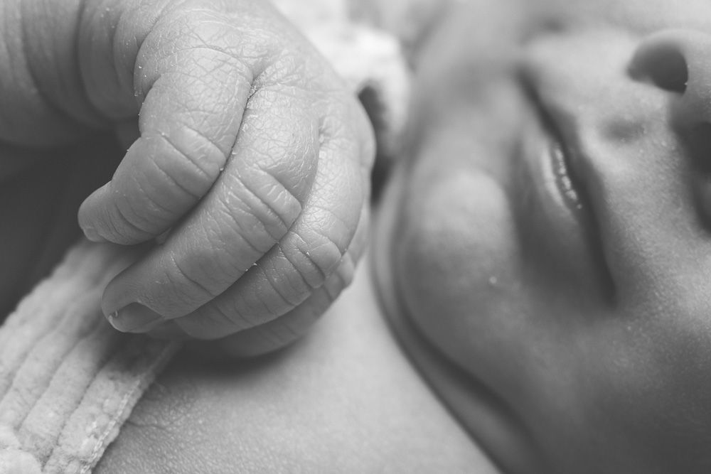fotografía de recién nacidos en blanco y negro en Alcorcón