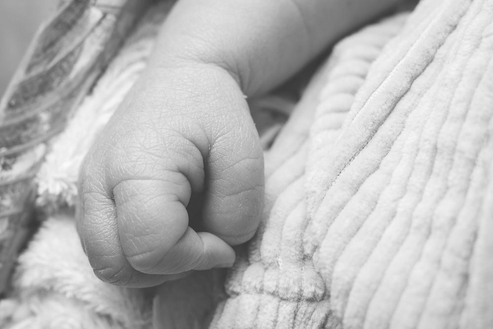 fotografía de recién nacidos en blanco y negro en Alcorcón