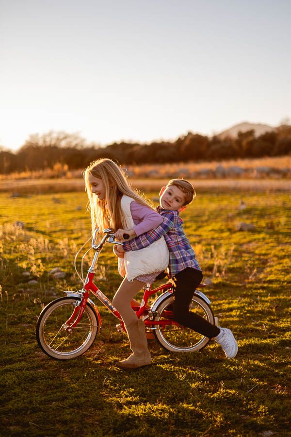 Fotografía infantil natural en el campo cerca de un embalse en Madrid