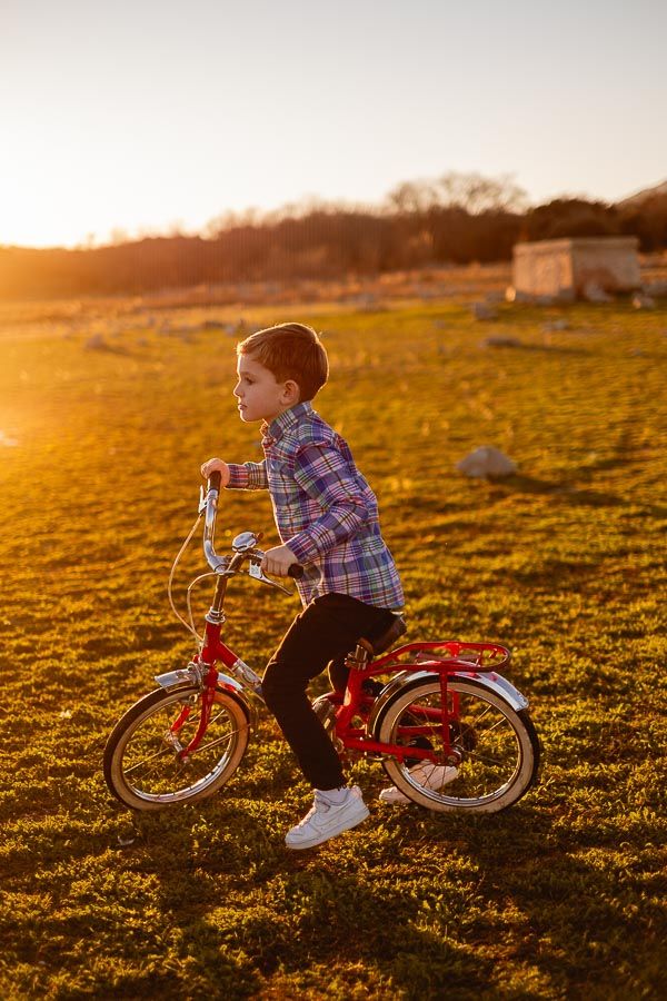 Fotografía espontánea de dos hermanos en bici en El Escorial