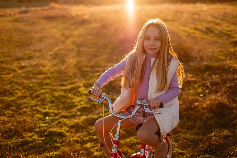 Sesión infantil divertida en la naturaleza con luz dorada en Madrid