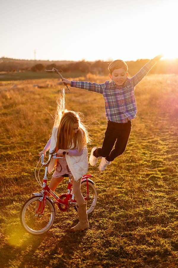 Niños disfrutando en bici junto a un embalse en El Escorial