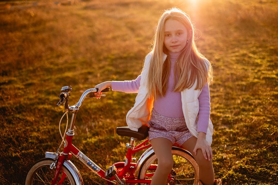 Fotografía natural de hermanos con bicicleta en la naturaleza Madrid