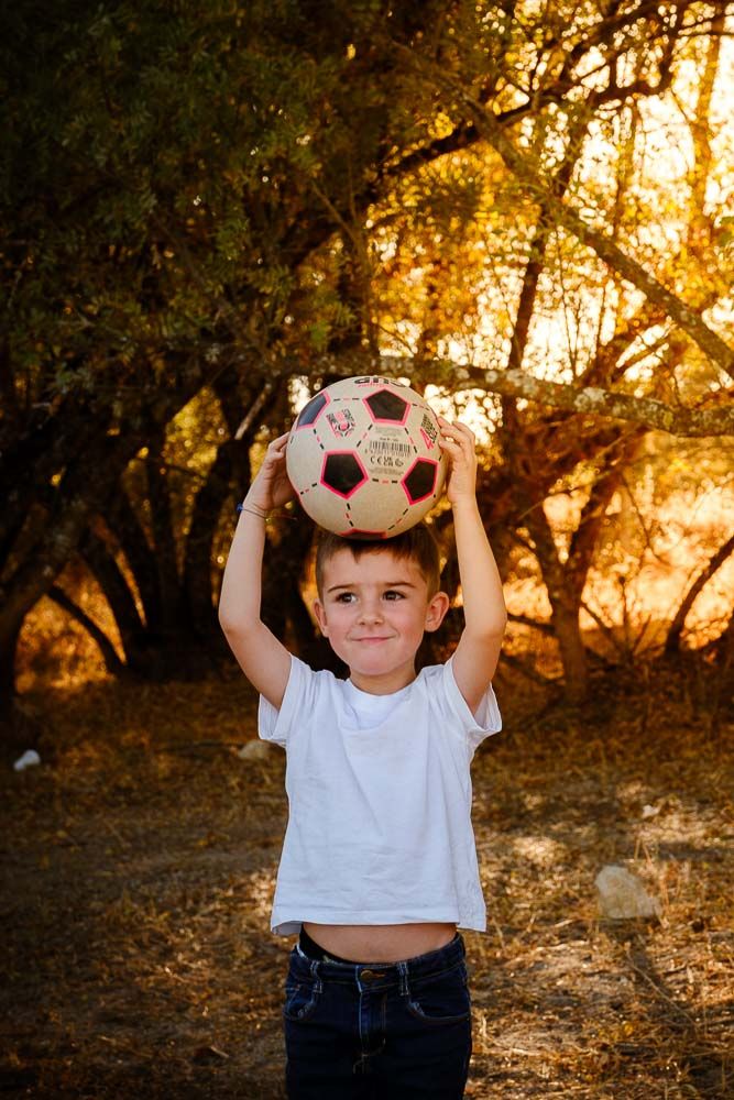 niños jugando durante una sesión infantil al atardecer en el campo en Alcorcón