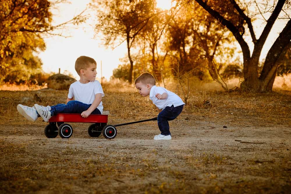 fotografía de familia al atardecer en el campo de Alcorcón