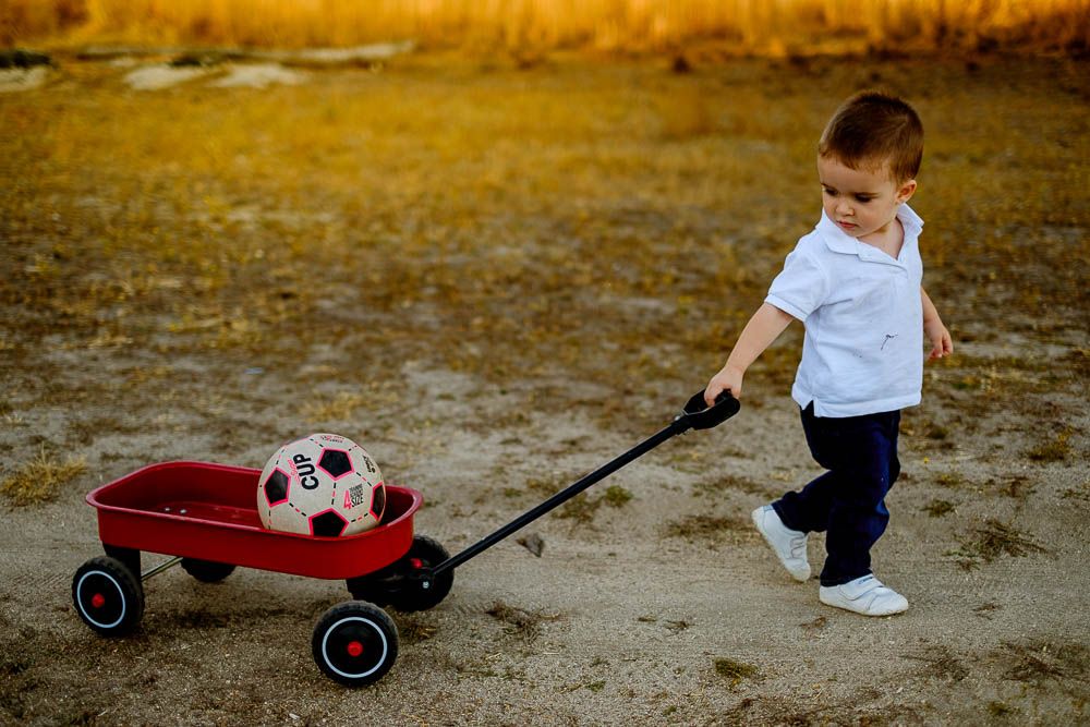 niños abrazados con luz de atardecer – sesión infantil natural