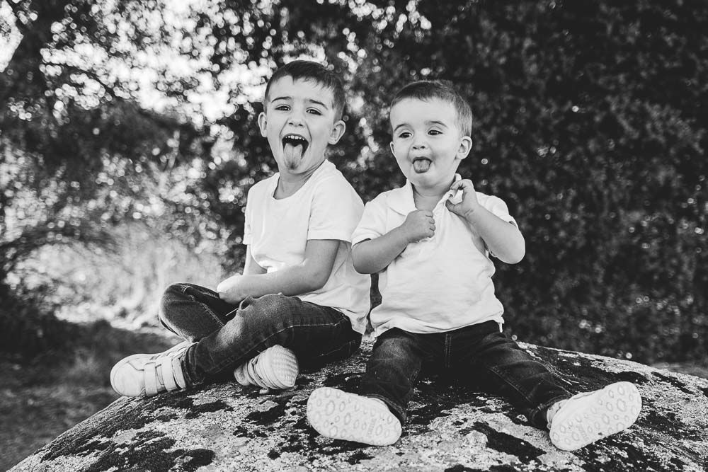 niños corriendo por el campo durante una sesión infantil en Alcorcón