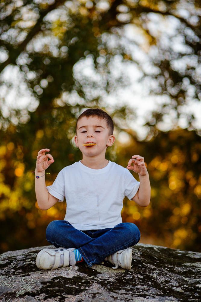 niños jugando entre luces doradas – sesión infantil natural
