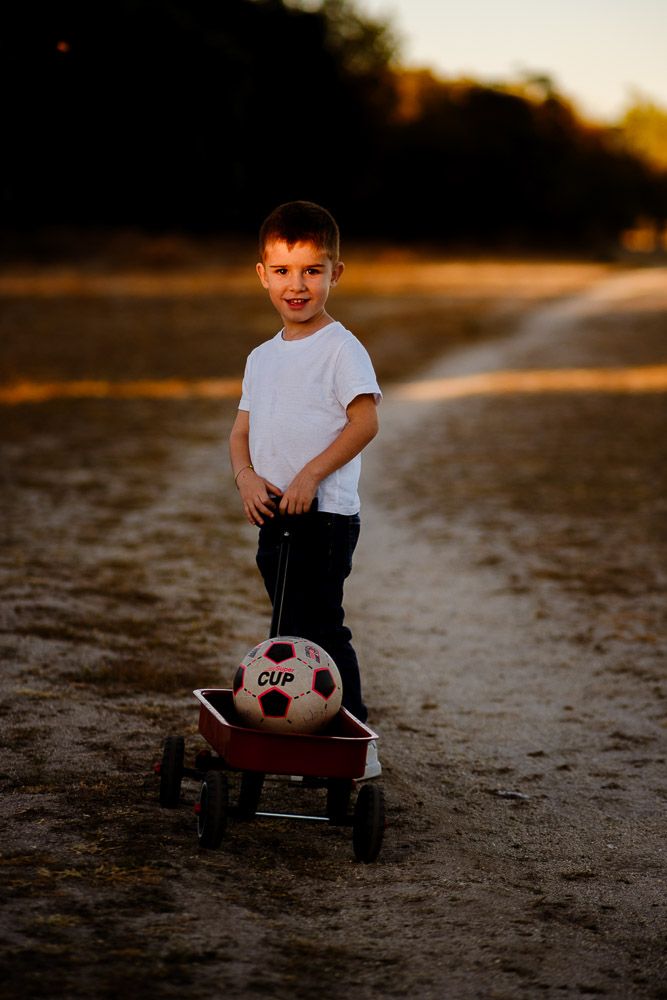 detalle de sonrisa infantil bajo la luz del atardecer – En el Campito