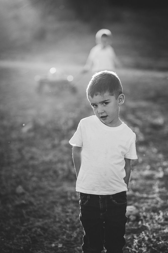 fotografía infantil natural con luz cálida de tarde en Alcorcón