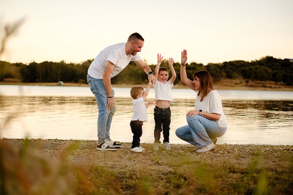 familia disfrutando de una sesión infantil al atardecer en el campo
