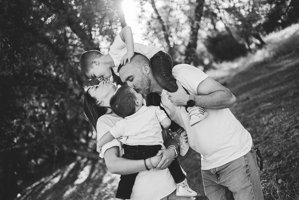 niño riendo con la puesta de sol detrás – fotografía infantil natural