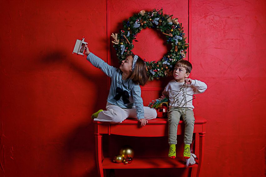 navidad-en-el-campito-2025 hermanos en sesión infantil navideña en estudio