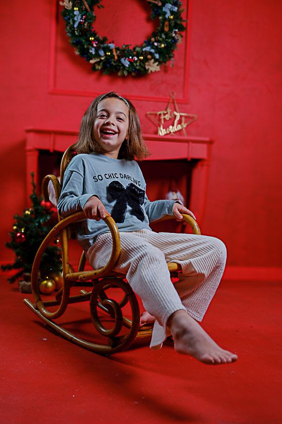navidad-en-el-campito-2025 niña disfrutando del árbol de Navidad