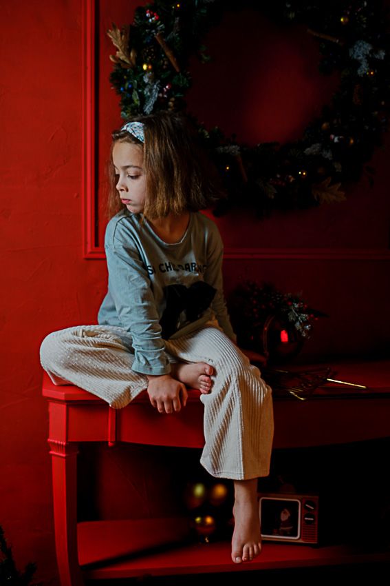 navidad-en-el-campito-2025 niña interactuando con la decoración