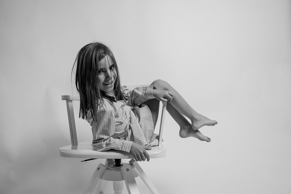 fotografía de no comunión en estudio con fondo neutro