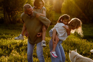 amilia con niños caminando en el campo al atardecer sesión familiar Alcorcón Madrid Rubén Mejías - en el campito