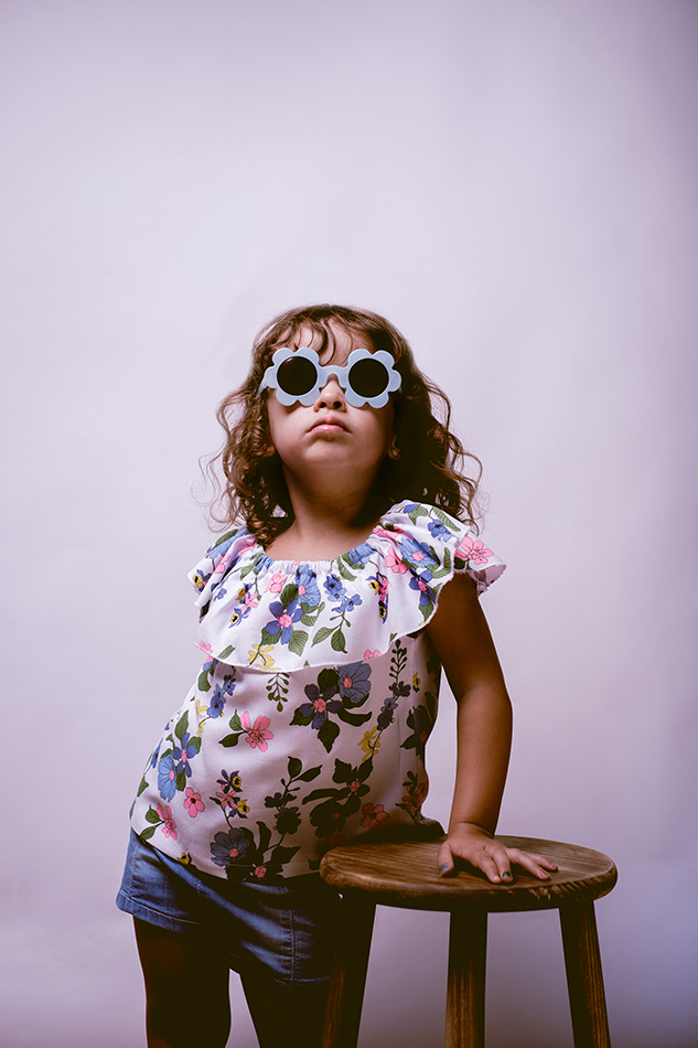 niña con gafas en estudio retrato infantil fondo neutro Alcorcón Madrid Rubén Mejías