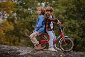 niños en bicicleta jugando en el campo sesión infantil Alcorcón Madrid Rubén Mejías