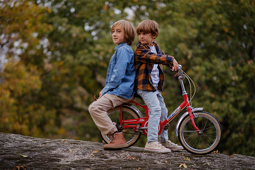 niños en bicicleta jugando en el campo sesión infantil Alcorcón Madrid Rubén Mejías