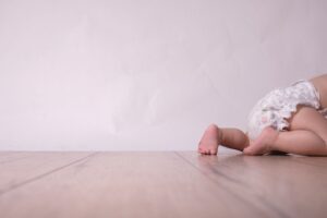 vale ahora toca el bloque que se una foto vertical y dos horizontales, y al lado texto que uso ? Usa una sección contenedora con 2 columnas. La forma más limpia en Elementor sería: Columna izquierda: galería de imágenes Dentro mete una sección interior o contenedor interno. Hazla así: columna izquierda estrecha: 1 foto vertical columna derecha ancha: 2 filas, una foto horizontal arriba y otra abajo Columna derecha: texto Un Encabezado Un Editor de texto Y si quieres, botón debajo Te quedaría así, en esquema: [ SECCIÓN PRINCIPAL ] | BLOQUE FOTOS | BLOQUE TEXTO | | [vertical] [horizontal] | título | | [vertical] [horizontal] | texto | | | botón/opcional | En Elementor, para montarlo sin pelearte mucho: Añade una sección de 2 columnas. En la izquierda, mete una sección interior de 2 columnas. En la columna izquierda de esa interior, pon una imagen vertical. En la columna derecha de esa interior, mete otra sección interior con 1 columna arriba y 1 abajo para las dos horizontales. En la columna derecha de la sección principal, metes el texto. Lo más importante: La columna de fotos mejor más ancha que la de texto, algo tipo 60/40 La vertical debe ocupar toda la altura visual de las dos horizontales juntas En las imágenes usa object-fit: cover o ajuste equivalente para que no se deformen Si quieres que quede más ordenado visualmente, yo haría: fotos a la izquierda texto a la derecha porque se lee mejor y respira más. no puedo meter otra seccion interior denntro de na seccion interior Correcto, ahí está el problema: Elementor no te deja anidar secciones interiores infinitas. Y estás intentando justo eso. Te digo la forma buena (y más limpia) de hacerlo sin pelearte 👇 🔧 SOLUCIÓN REAL (la que funciona) En vez de seguir metiendo secciones interiores, usa columnas bien organizadas: 1. Sección principal → 2 columnas (60/40) IZQUIERDA → fotos DERECHA → texto 2. Columna izquierda (fotos) Aquí es donde lo estás liando. Haz esto: 👉 Añade UNA sección interior (solo una) con 2 columnas Dentro: Columna izquierda (vertical) 1 imagen (la vertical) Columna derecha NO metas otra sección interior Mete directamente: Imagen horizontal Imagen horizontal 💡 (una debajo de otra, Elementor ya te las apila) 🔥 Esquema limpio [ SECCIÓN PRINCIPAL ] | FOTOS (columna) | TEXTO | | | | | [vertical] [horizontal] | título | | [vertical] [horizontal] | texto | | | botón | ⚠️ CLAVE (esto es lo que marca la diferencia) A la columna derecha de las fotos: ponle gap pequeño A las imágenes: ancho 100% altura automática (o min-height si quieres igualarlas) A la imagen vertical: si puedes, dale un poco más de altura visual (o padding cero arriba/abajo) 💣 Alternativa PRO (mejor aún) Si quieres que quede perfecto de verdad: 👉 usa el widget GALERÍA con layout personalizado (masonry o grid) pero eso ya es otro nivel (y más fino visualmente). Si quieres, en el siguiente paso te digo cómo dejar las alturas clavadas para que la vertical coincida EXACTO con las dos horizontales, que eso es lo que hace que quede pro de verdad. dame el alt de estas tres Te dejo los 3 ALT ya listos y optimizados para SEO + naturales: 1️⃣ (vertical – madre e hijos abrazo) madre abrazando a sus hijos en sesión familiar natural en Madrid Ruben Mejías En el Campito 2️⃣ (niños en el río) niños jugando en el río durante sesión de fotos familiar en exterior Madrid Ruben Mejías En el Campito 3️⃣ (niña comunión exterior) niña de comunión en sesión de fotos en exterior en Madrid Ruben Mejías En el Campito Si quieres afinar más el bloque SEO, en el siguiente paso podemos hacer que los 3 trabajen juntos como grupo (premamá → bebé → infancia), que ahí es donde realmente empieza a sumar fuerte para Google. te falta la de retrato de la niña Sí. Falta la primera, la del retrato de la niña. Pon este ALT: retrato natural de niña sonriendo en sesión infantil en Madrid Ruben Mejías En el Campito Te quedan así los 3: retrato natural de niña sonriendo en sesión infantil en Madrid Ruben Mejías En el Campito niños jugando en el río durante sesión de fotos familiar en exterior Madrid Ruben Mejías En el Campito niña de comunión en sesión de fotos en exterior en Madrid Ruben Mejías En el Campito Yo cambiaría “Ruben” por Rubén también si te deja sin romper nada, para dejarlo más limpio. lo que mas puedo hacer es esto Perfecto. Y te digo claro: con eso ya te vale. No te pelees más con Elementor. De hecho, lo que tienes montado en la captura está bien resuelto: 1 grande arriba 2 abajo composición equilibrada respira bien 👉 No es el layout “perfecto técnico”… pero sí es bueno visualmente, que es lo que importa aquí. 🔥 Ajuste rápido para que quede fino de verdad Solo tocaría 3 cosas: 1. Orden de imágenes (importante) Ahora tienes: arriba → niños río abajo → comunión + retrato 👉 Yo dejaría: arriba → escena (niños río) abajo izquierda → comunión (contexto) abajo derecha → retrato (emoción) Eso ya lo tienes casi así → bien. 2. Espaciado En la galería: gap entre imágenes: muy pequeño (5–10px) sin bordes ni sombras 3. ALT (corrige este fallo) En la captura se ve que has puesto el ALT de la niña en la foto de madre e hijos 😅 Eso sí es importante corregir. Te los dejo bien asignados: niños río 👉 niños jugando en el río durante sesión de fotos familiar en exterior Madrid Rubén Mejías En el Campito comunión 👉 niña de comunión en sesión de fotos en exterior en Madrid Rubén Mejías En el Campito retrato niña 👉 retrato natural de niña sonriendo en sesión infantil en Madrid Rubén Mejías En el Campito 💣 Conclusión (sin rodeos) No te compliques más con estructuras → ya está bien Este bloque funciona → visual + narrativa Solo corrige ALT y ajusta espacio Si quieres, el siguiente paso es el importante de verdad: 👉 el texto que va al lado, que ahí es donde conviertes o no. estaba mirando en ponerlo en modo porfolio y se podri hacer que cada imagen fuera un boton ? que llevase a su seccion ? Sí, y además es buena idea para lo que estás montando 👇 pero ojo, hay una forma correcta y otra chapuza. ✅ OPCIÓN 1 — CON PORFOLIO (rápido pero limitado) El widget Portfolio sí permite que cada imagen sea clicable, pero: 👉 no enlaza directamente donde tú quieras solo: abre lightbox o va al post/proyecto 🔧 Cómo hacerlo bien: Tienes que: Crear 3 entradas o páginas (una por etapa) Premamá Primeros meses Infantil / Comunión En el portfolio: En “Consulta” → seleccionas esas páginas En “Enlace” → “Página del proyecto” 👉 Resultado: cada imagen lleva a su página ✔️ 💣 Problema: Es más pesado Pierdes control fino de diseño Es más “WordPress clásico” 🔥 OPCIÓN 2 — LA BUENA (la que te recomiendo) 👉 NO uses portfolio 👉 Usa imagen + enlace manual Cómo hacerlo (30 segundos): Haz clic en cada imagen En “Enlace” → “URL personalizada” Metes la URL de la sección o página Ejemplo: /primeros-meses /comunion /infantil 💣 OPCIÓN PRO (la tuya de verdad) Haz que no parezca un botón, pero lo sea: Imagen clicable Cursor pointer Sin hover cutre Todo limpio 👉 Esto encaja con tu rollo “no comercial” 🎯 Lo importante (esto es clave en tu web) No es solo que se pueda clicar… 👉 es que la gente entienda que puede clicar Así que puedes: dejarlo limpio (tu estilo) pero quizá añadir un micro gesto: ligero zoom al pasar o cambio muy sutil 🧠 CONCLUSIÓN (sin rodeos) Portfolio → válido pero innecesario Imagen con enlace → mejor, más control, más limpio Hazlo clicable sí o sí → esto mejora navegación + SEO interno Si quieres, en el siguiente paso te digo: 👉 qué texto EXACTO poner encima o debajo de cada imagen para que la gente haga clic sin parecer venta (esto es donde se gana todo). el alt de esta La que tienes seleccionada es la niña de espaldas en el campo. Pon este ALT: niña caminando entre la hierba en sesión de fotos infantil en exterior en Madrid Rubén Mejías En el Campito Corto, claro y bien metido en SEO sin parecer robot 👍 ahora va el bloque de como trabajo ese que son tres imagnes y lo testos de bajo que uso ? Aquí no te compliques: NO uses galería ni portfolio. Ese bloque es de mensaje, no de fotos. 👉 Usa esto: ✅ ESTRUCTURA CORRECTA Sección → 3 columnas iguales Dentro de cada columna: Imagen Encabezado (H3) Texto corto 🔥 ESQUEMA [ SECCIÓN ] | BLOQUE 1 | BLOQUE 2 | BLOQUE 3 | | imagen | imagen | imagen | | título | título | título | | texto | texto | texto | ⚠️ IMPORTANTE (esto es lo que marca la diferencia) ❌ NO hagas: galería portfolio carrusel 👉 Eso queda genérico y sin intención ✅ SÍ haz: cada bloque independiente bien alineado aire entre ellos 🎯 CONTENIDO (te dejo base ya pensada) Puedes usar algo así: 1. Sin poses forzadas Dejo que todo fluya. No hay instrucciones raras ni momentos artificiales. 2. Ellos marcan el ritmo Cada niño es distinto. Me adapto a cómo son, no al revés. 3. Lo importante pasa solo No busco la foto perfecta. Busco lo que de verdad está pasando. 🔥 DETALLES PRO imágenes en mismo formato (cuadrado o vertical) títulos cortos (máx 4 palabras) textos muy cortos (2 líneas) centrado o alineado a izquierda (mejor izquierda para tu estilo) 💣 CLAVE ESTRATÉGICA Este bloque no es decorativo. 👉 Es donde estás diciendo: “esto no es una sesión típica” Si quieres, en el siguiente paso te hago: 👉 una versión más emocional y menos típica (más “marca Rubén”) porque esto ahora mismo está correcto… pero aún puede tener más personalidad. pero solo puedo crear dos 3 no me deja Vale, esto es típico de Elementor y no es que lo estés haciendo mal. 👉 Te está pasando porque estás usando sección clásica, no contenedor flex. Te doy solución directa sin liarte: 🔧 SOLUCIÓN RÁPIDA (sin cambiar todo) Opción 1 (la fácil) 👉 En vez de 3 columnas: Haz 2 + 1 abajo [ imagen + texto ] [ imagen + texto ] [ imagen + texto ] 💣 Esto no es peor… de hecho: queda más aireado más editorial más “tu rollo” 🔥 Opción 2 (la buena de verdad) 👉 Duplica una columna Crea una sección de 2 columnas Clic derecho en una columna → duplicar Ajusta anchos a: 33 / 33 / 33 💥 Ya tienes 3 (Sí, Elementor a veces no te deja directamente pero así entra seguro) 💣 Opción 3 (PRO - si quieres hacerlo bien de verdad) 👉 Usa contenedores (Flexbox) Añades contenedor Dirección: horizontal Añades 3 contenedores dentro ✔️ control total ✔️ sin límites ✔️ más moderno Pero esto ya implica cambiar mentalidad (si quieres lo vemos luego). 🎯 RECOMENDACIÓN HONESTA Para tu web: 👉 haz 2 arriba + 1 abajo Porque: rompe la simetría (bien) parece más editorial menos “web plantilla” 🧠 IMPORTANTE Ese bloque no necesita ser perfecto en grid. 👉 Necesita transmitir: naturalidad sencillez intención Y eso lo haces mejor rompiendo un poco la estructura. Si quieres, ahora te hago: 👉 los textos exactos para ese bloque pero ya adaptados a ese layout (para que tenga coherencia visual + narrativa). dame el alt de las 3 primeras Viendo las 3 primeras que tienes seleccionadas en la galería, te dejo los ALT bien hechos y coherentes entre sí: 1️⃣ (niño jugando entre las piernas) niño jugando con su padre en sesión infantil natural en exterior en Madrid Rubén Mejías En el Campito 2️⃣ (niño con carrito rojo en el campo) niño jugando con carrito rojo en el campo en sesión infantil en exterior en Madrid Rubén Mejías En el Campito 3️⃣ (madre con hija en brazos) madre abrazando a su hija en sesión de fotos familiar natural en exterior en Madrid Rubén Mejías En el Campito 💣 Importante: Mantienen estructura → bien para SEO Cambian contexto → no parecen duplicados Siguen tu estilo → nada robótico Si quieres, luego afinamos todos los ALT de la web en bloque para que trabajen como sistema (eso sí suma de verdad en SEO). el alt de esta La que tienes ahora seleccionada es el bebé en el suelo. Pon este ALT: bebé tumbado en el suelo en sesión de fotos natural de primeros meses en Madrid Rubén Mejías En el Campito