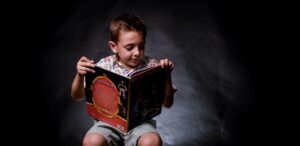 retrato infantil en estudio niño leyendo libro fotografia infantil madrid