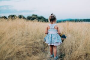 niña caminando entre la hierba en sesión de fotos infantil en exterior en Madrid Rubén Mejías En el