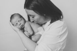 Niño con su madre en una sesión de fotos infantil natural en exterior en Madrid