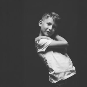 retrato infantil en estudio niño en blanco y negro fondo oscuro madrid