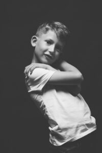retrato infantil en estudio niño en blanco y negro fondo oscuro madrid