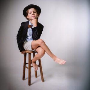 fotografia infantil en estudio niña sentada en taburete fondo neutro madrid